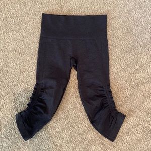 Lululemon black short cropped cotton/nylon leggings with gather at knee